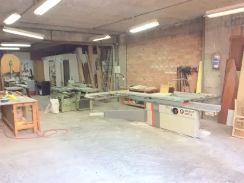 Local Comercial Muy Amplio Con Muchas Posibilidades
