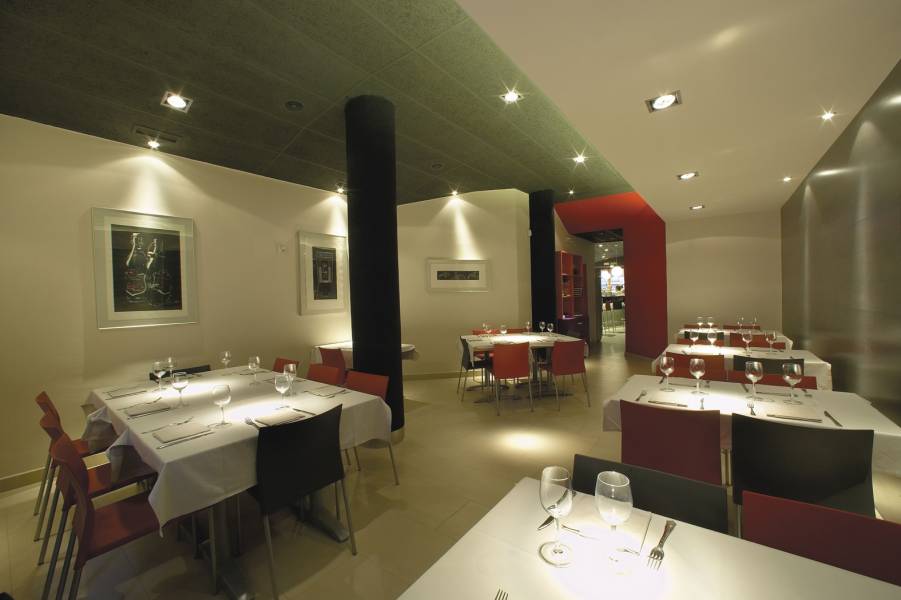 LOCAL COMERCIAL EN EXCELENTE ZONA, RESTAURANTE EN LA ACTUALIDAD