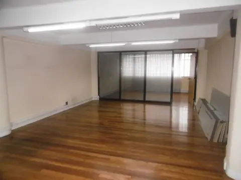 Oficina Poza en edificio de viviendas