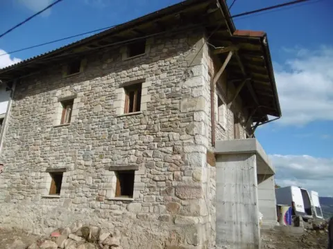 Caserio Reformado Con Terreno En San Miguel de Basauri