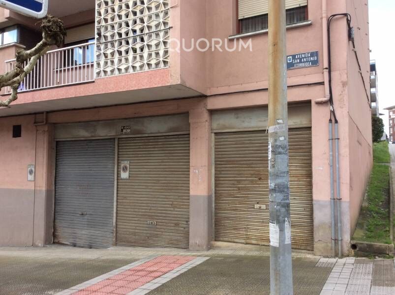 Local Comercial Muy Amplio En Esquina. Cualquier Negocio