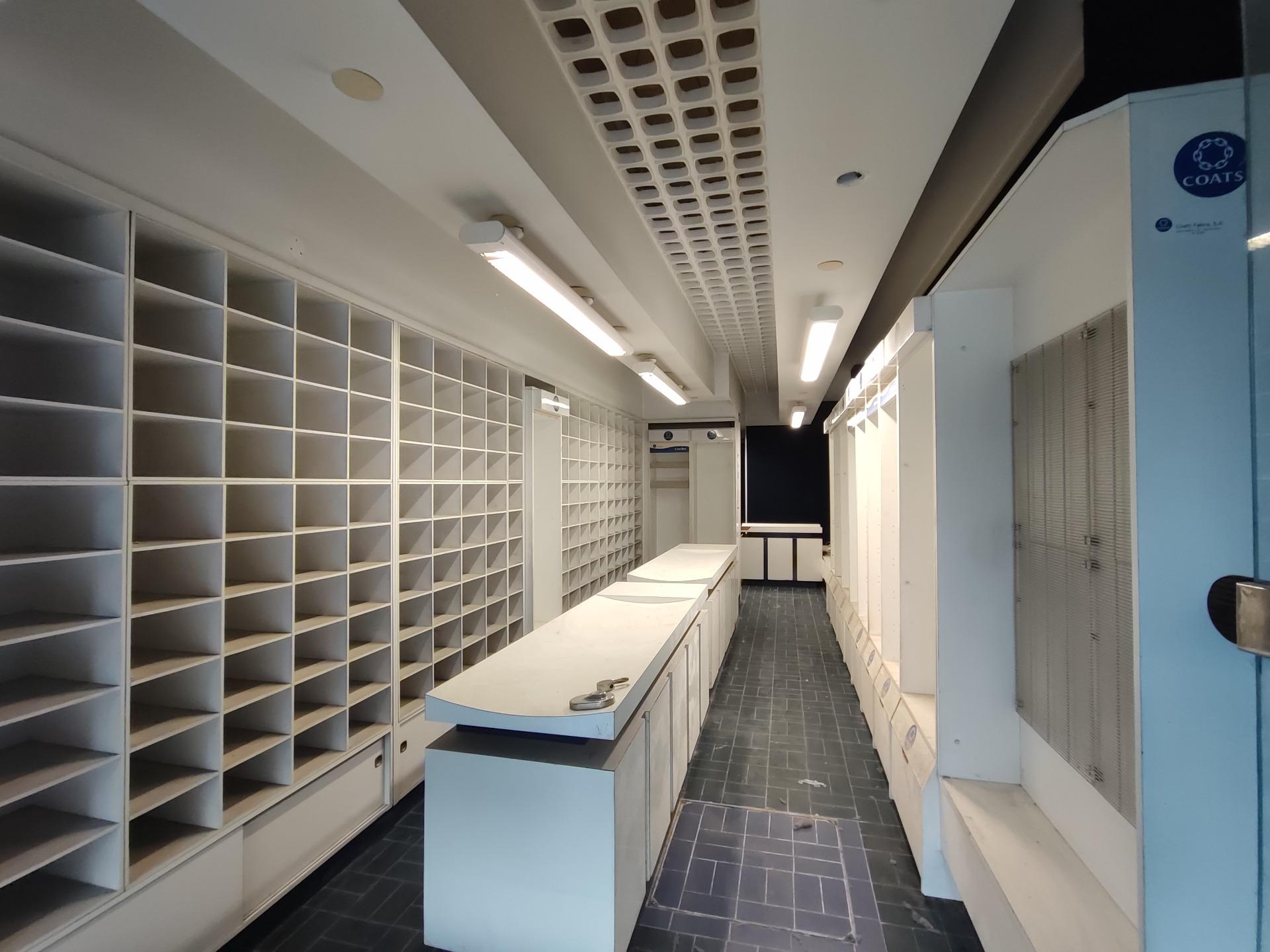 Local En Venta de 70 m2, zona muy comercial y con gran paso. Posibilidad de salida de humos.