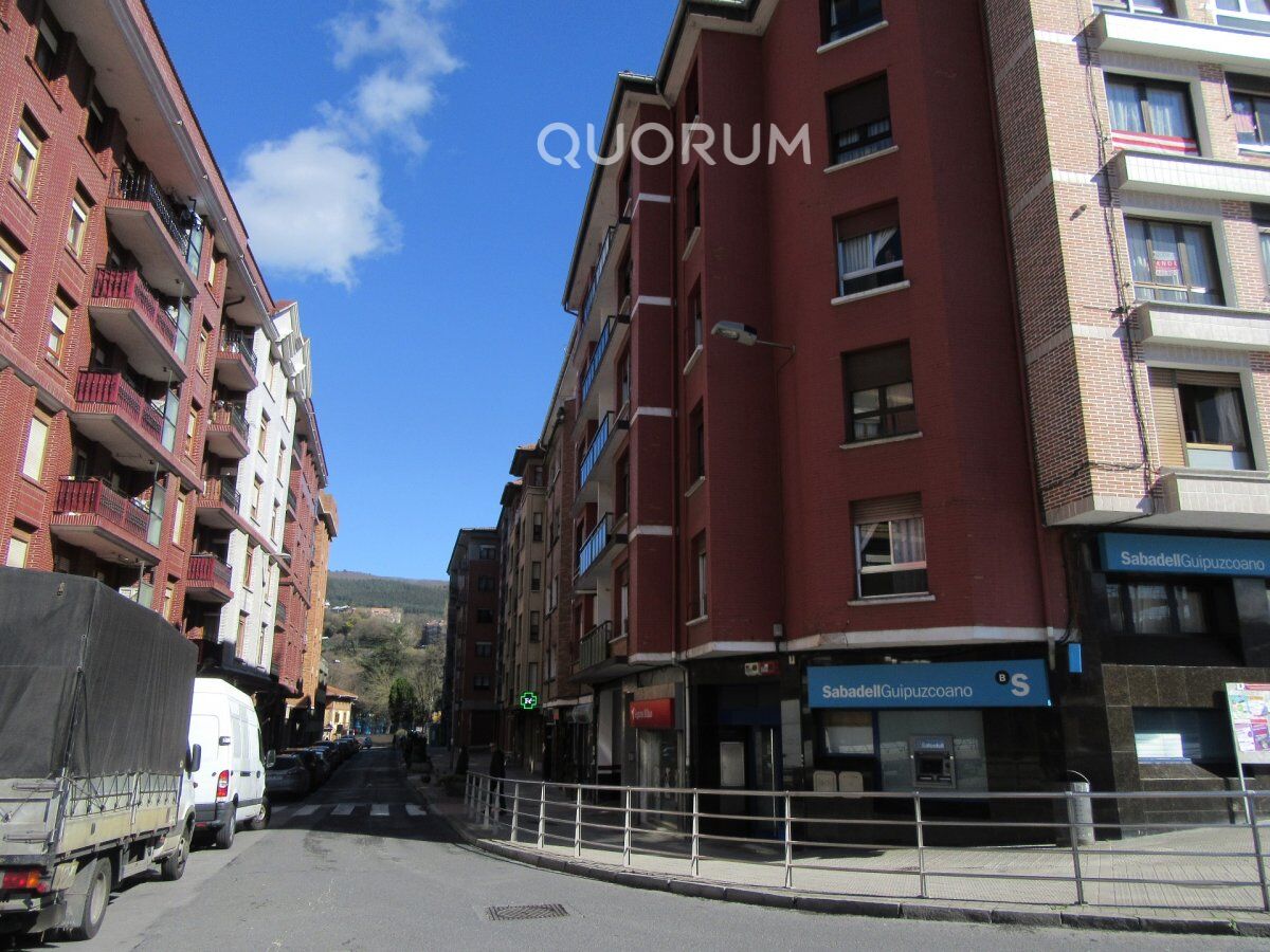Parcela De Garaje Abierta Con Trastero En El Centro De Etxebarri