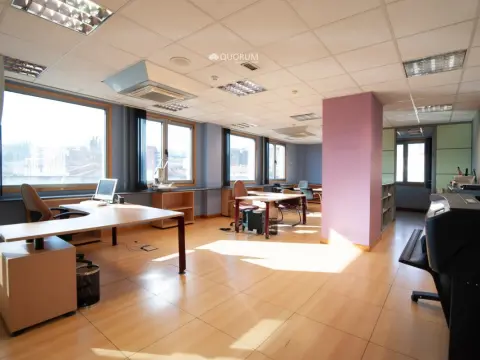 Amplia Oficina de 140 m2, con 3 parcelas De Garaje En Zona Estartetxe De Leioa
