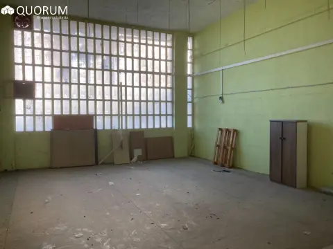 Se vende local comercial de 153 m2 con dos entradas, ideal para cualquier tipo de negocio.