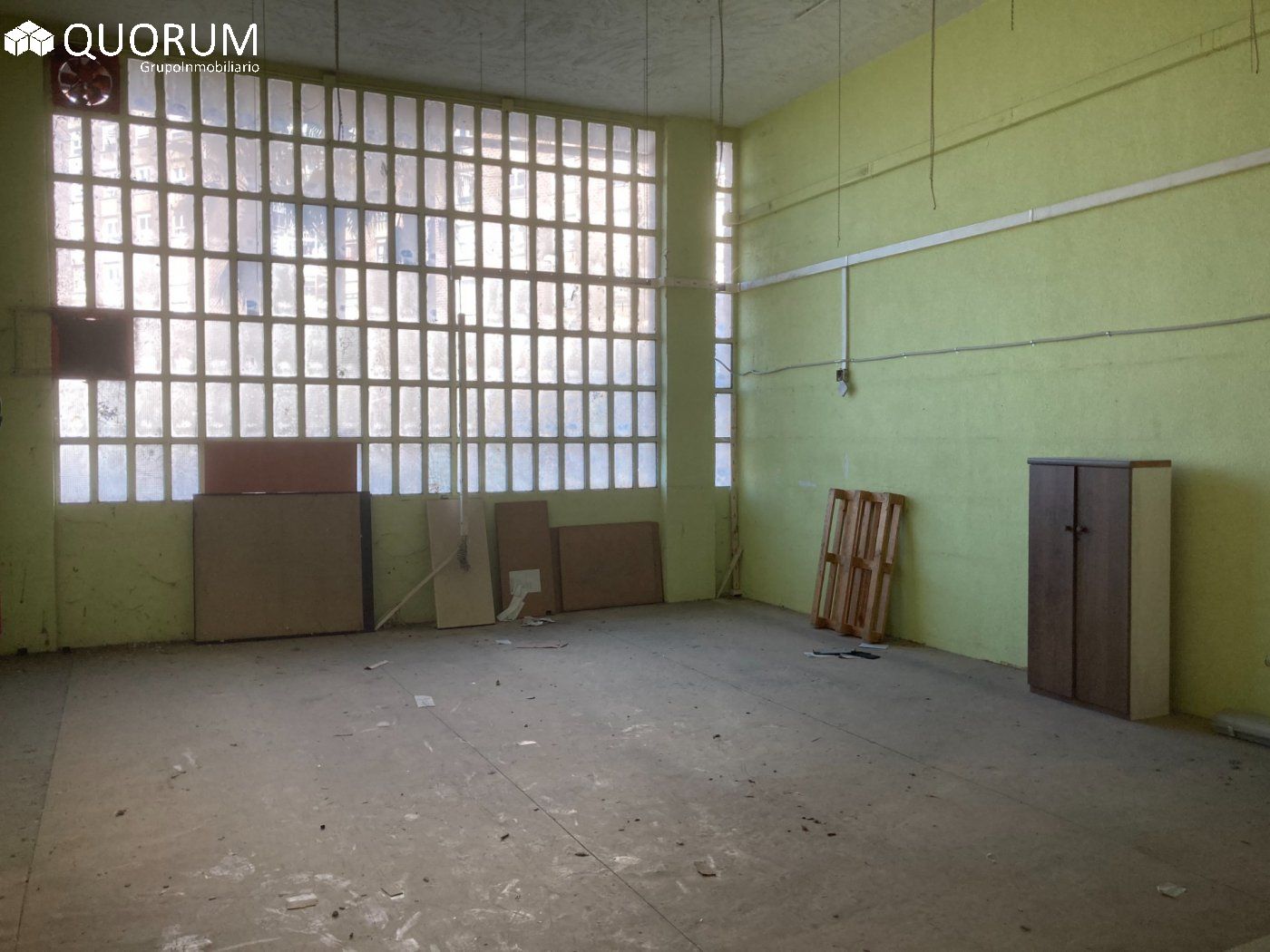 Se vende local comercial de 153 m2 con dos entradas, ideal para cualquier tipo de negocio.