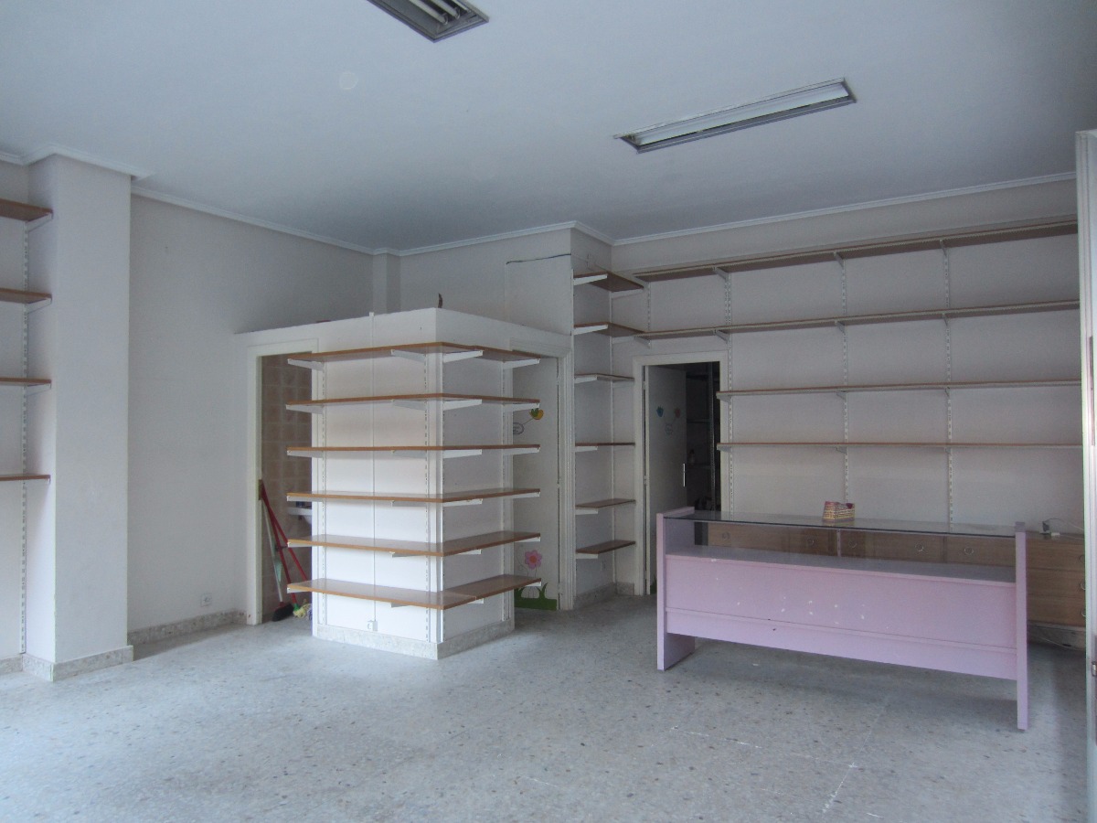Local Comercial con Escaparate,  Esquina En  En Zona Ariz