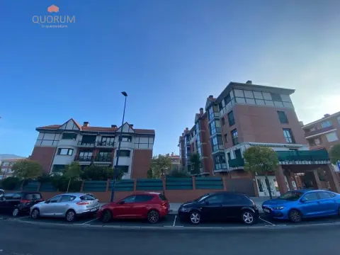 Amplia Parcela de Garaje Para Coche Grande Junto Al Metro Linea 1 - Etxebarri
