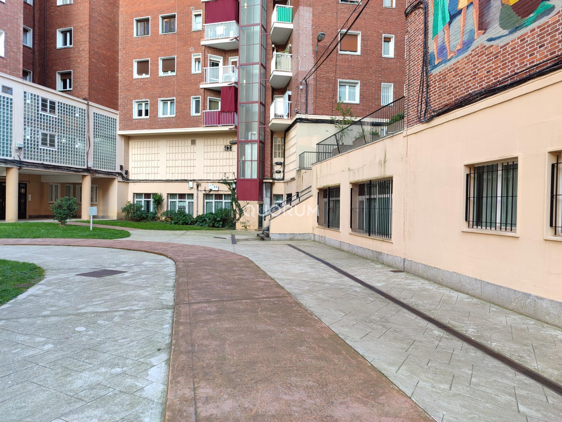 Se Vende Amplio Local Comercial En Bilbao Zona Deusto