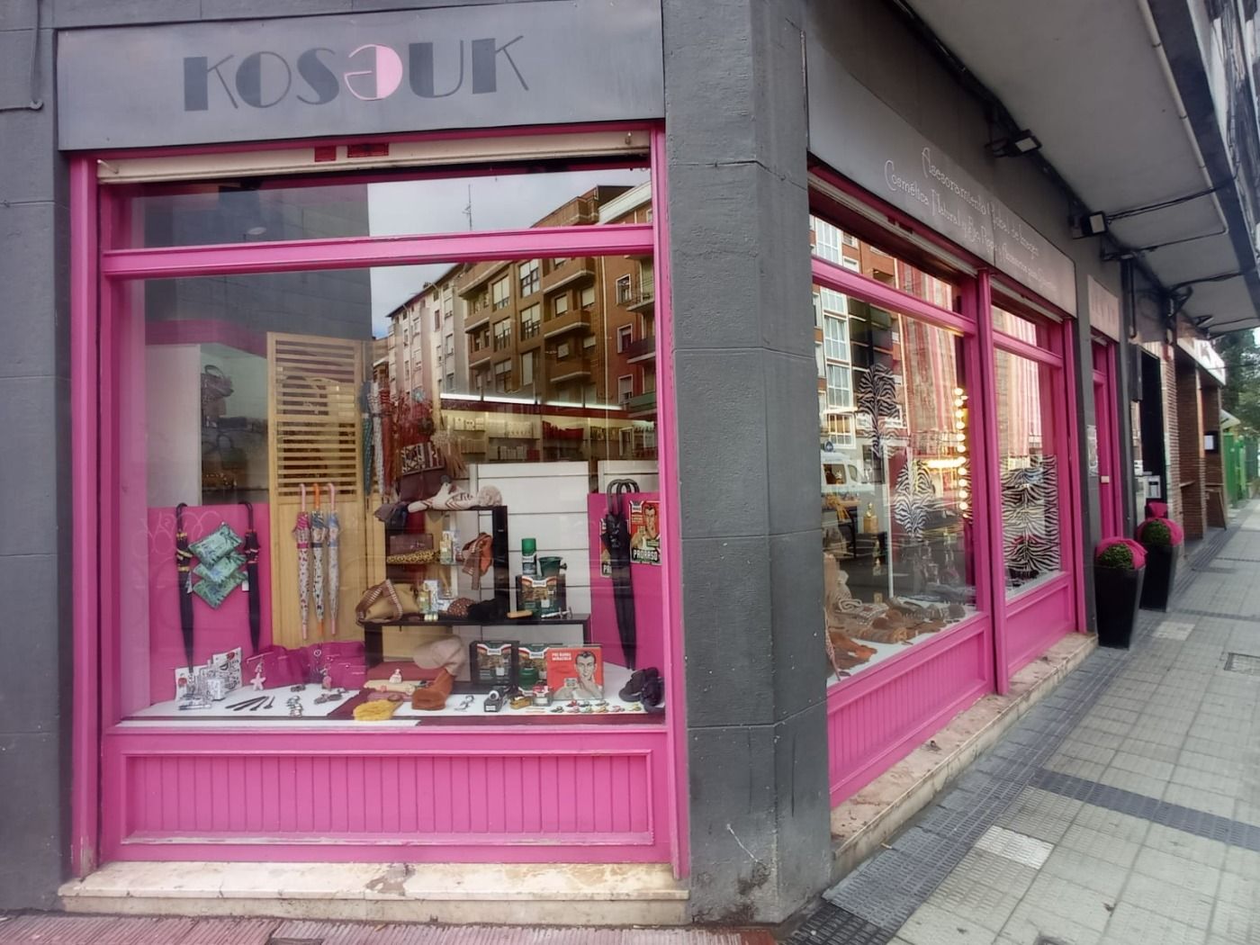 Bonito Local Comercial Con Amplio Escaparate En Santa Teresa, Barakaldo