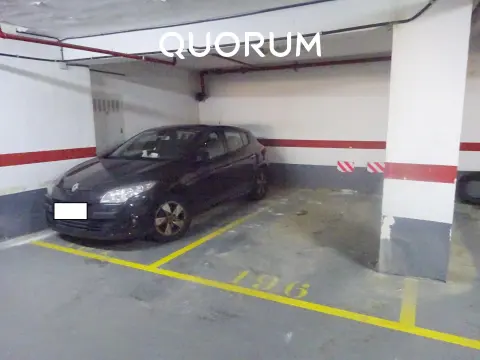Parcela De Garaje Para Coche Normal Con Trastero