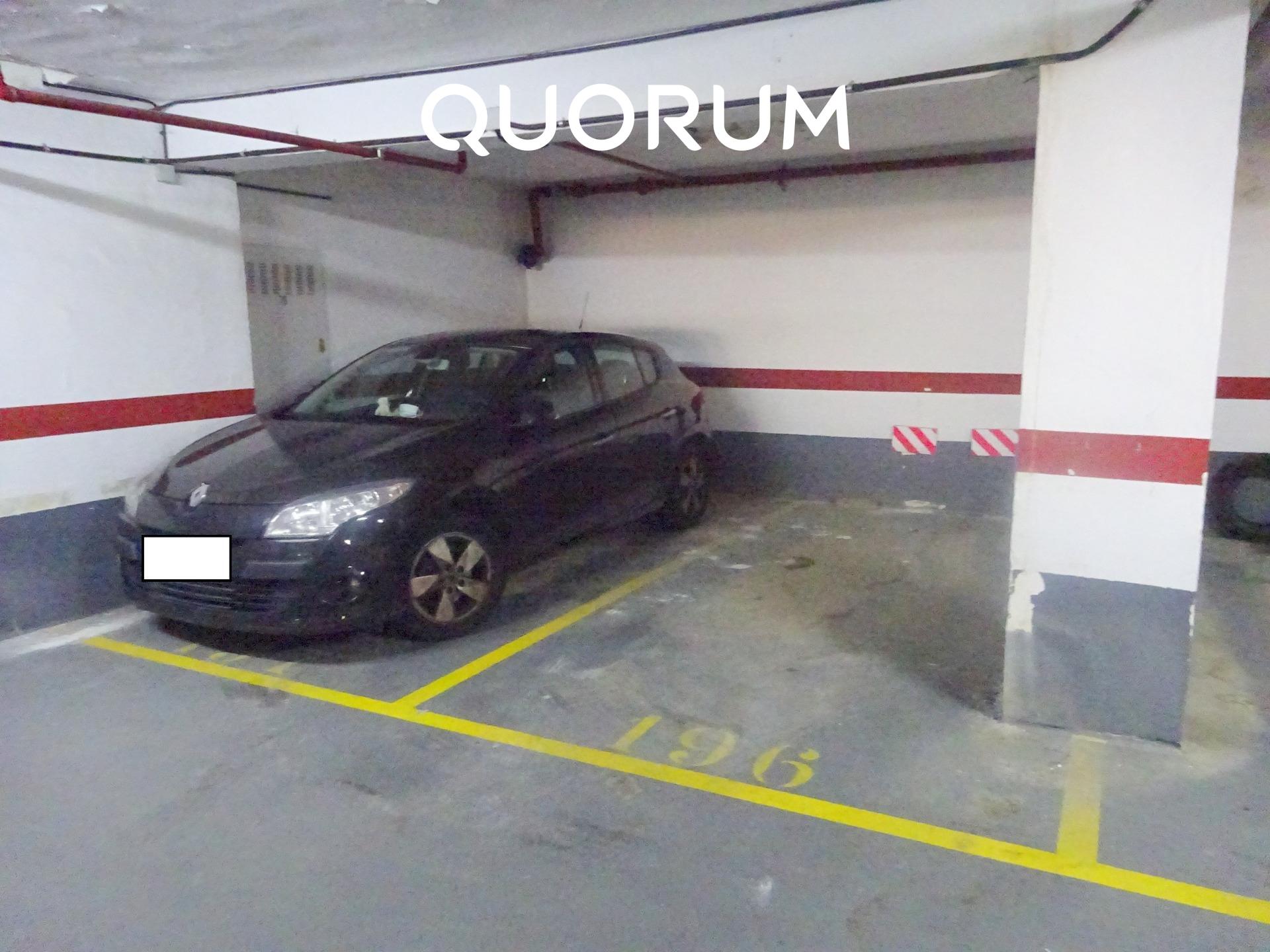 Parcela De Garaje Para Coche Normal Con Trastero