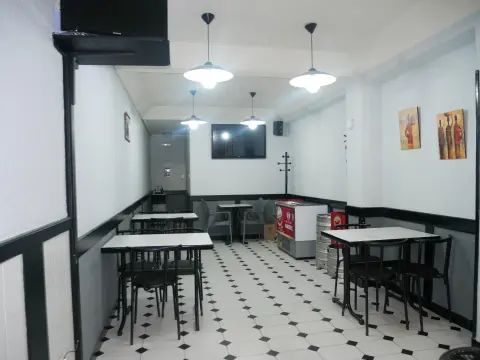 Bar En Funcionamiento Ubicado En El Centro de Ugao-Miraballes