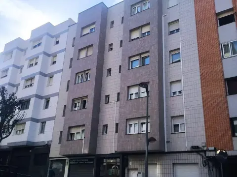 Oportunidad: Se Vende Ultimo Piso de 2 Habitaciones Muy Luminoso Con Fachada Recien Reformada