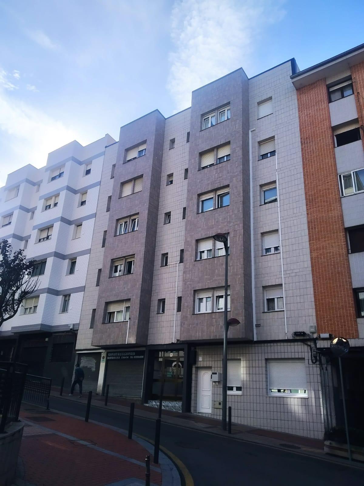 Oportunidad: Se Vende Ultimo Piso de 2 Habitaciones Muy Luminoso Con Fachada Recien Reformada