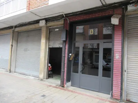 Local Diáfano En El Centro De Usansolo De Buen Tamaño