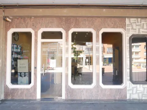 Peluquería en Funcionamiento En Zona Centro Muy Transitada y Comercial