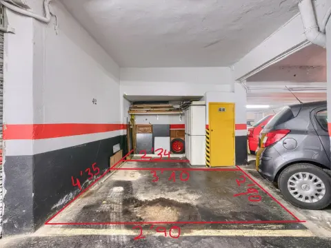 Se Vende Parcela De Garaje Con trastero En Barakaldo Zona San Vicente A 3 min Del Centro.