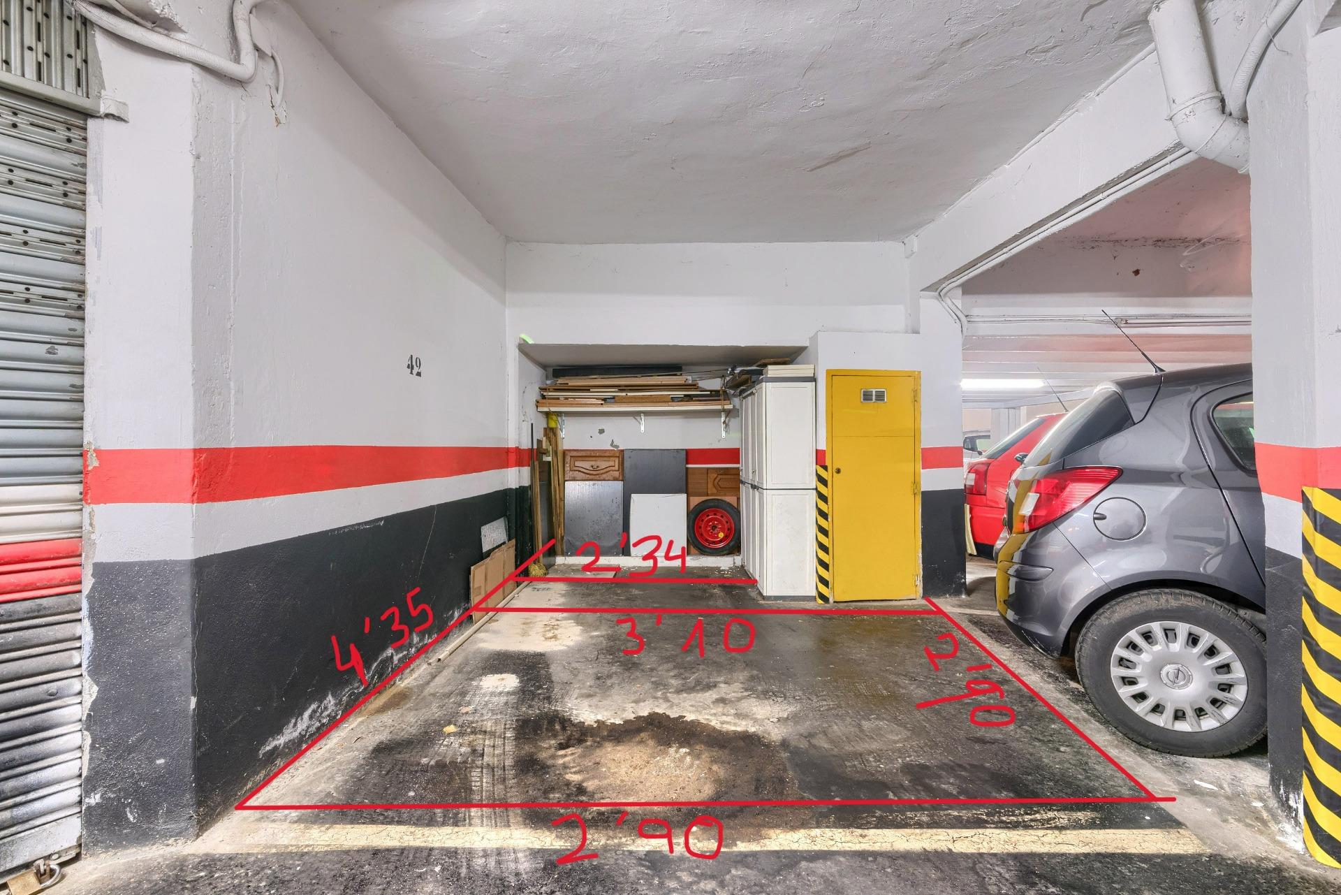 Se Vende Parcela De Garaje Con trastero En Barakaldo Zona San Vicente A 3 min Del Centro.