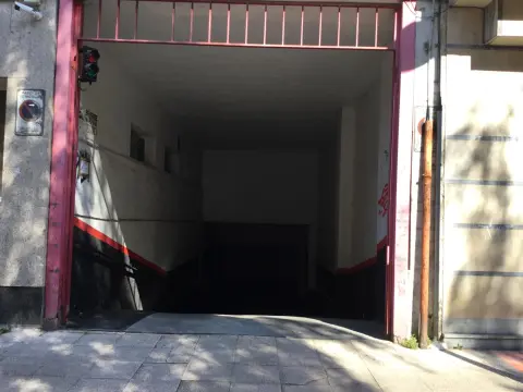 Parcela De Garaje Para Coche Normal Con Buena Maniobra