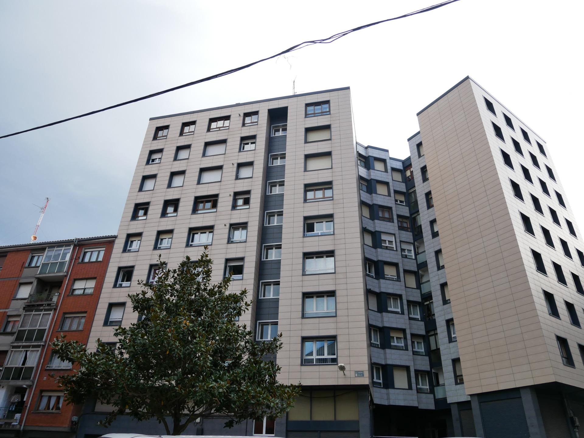 Parcela De Garaje Para Coche Mediano-Grande En Zona Pozokoetxe