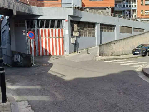 Parcela De Garaje Cerrada Con Entreplanta En Zona Urbi
