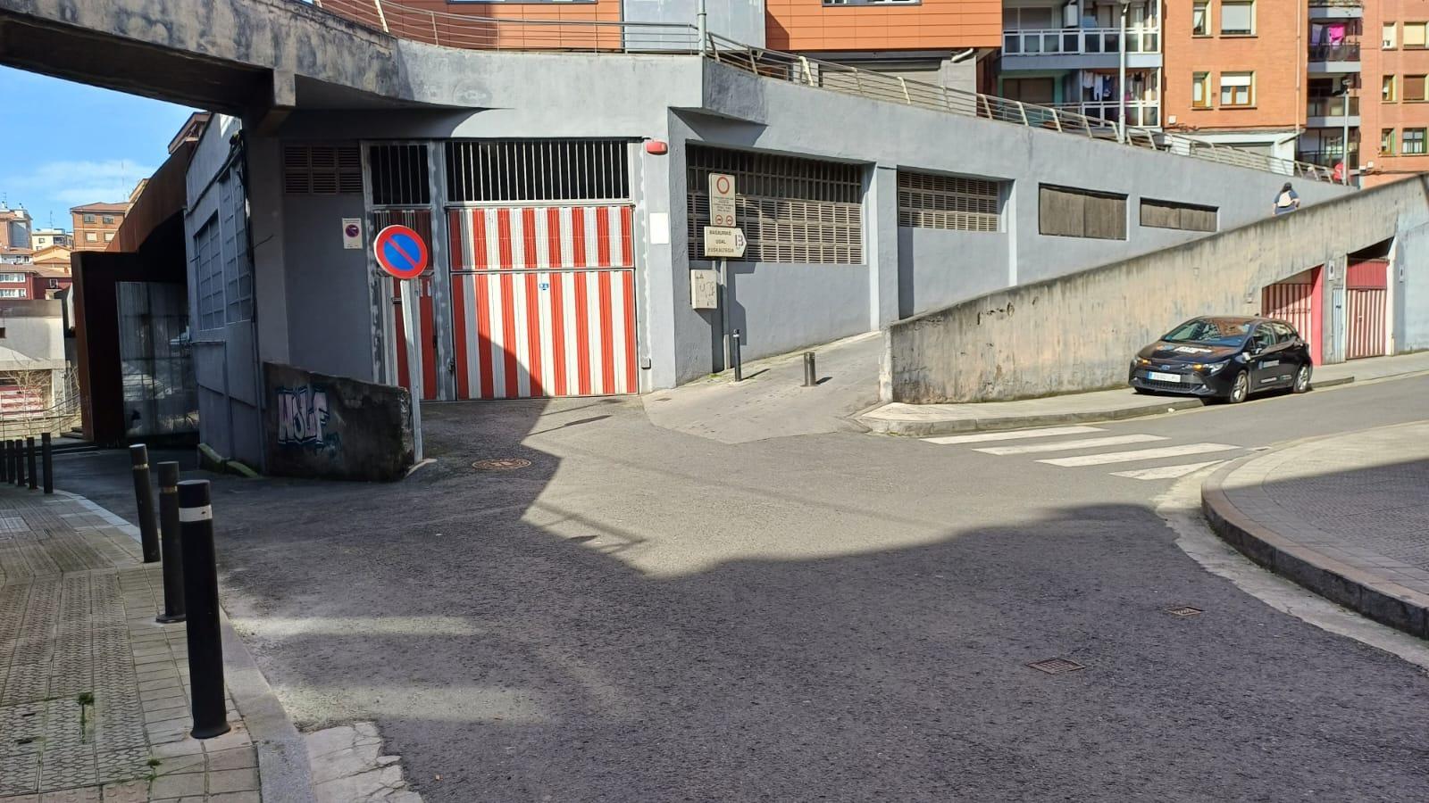 Parcela De Garaje Cerrada Con Entreplanta En Zona Urbi