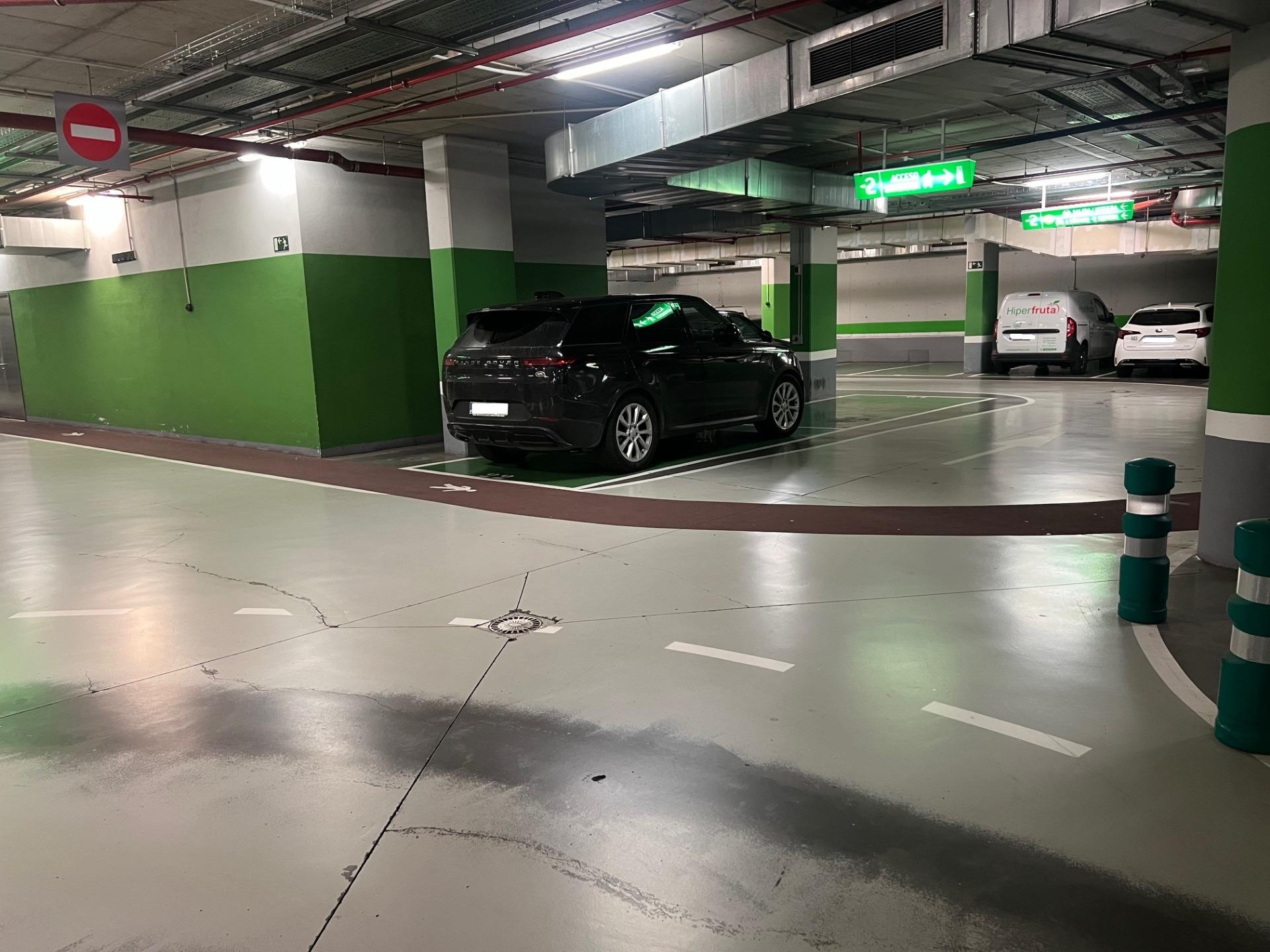 Parcela de  Garaje Para Coche Grande En Plaza Euskadi