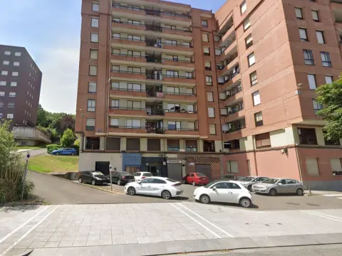 Amplio local diafano en el centro de San Miguel de Basauri. Acceso directo con vehiculo