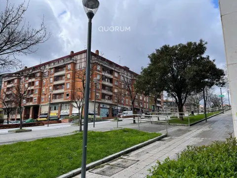 Amplio Local Comercial En Txurdinaga