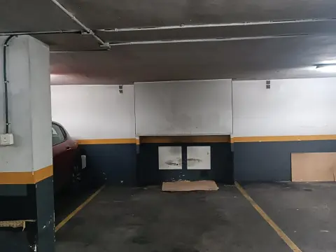 Se Vende Parcela De Garaje Para Coche Mediano  En Barakaldo Zona Lasesarre.