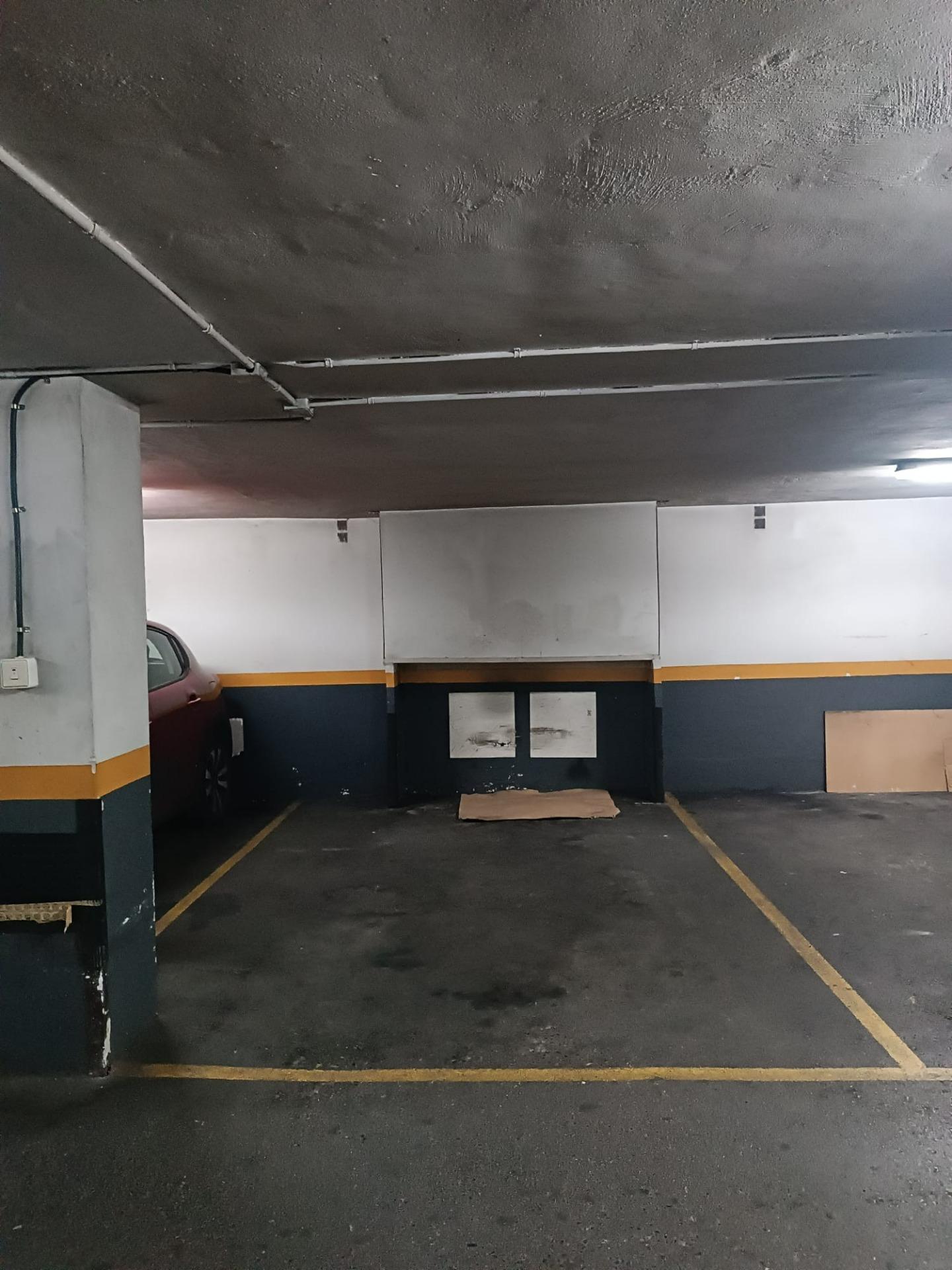 Se Vende Parcela De Garaje Para Coche Mediano  En Barakaldo Zona Lasesarre.