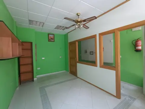 Local en venta en calle Hermanos Larrarte.