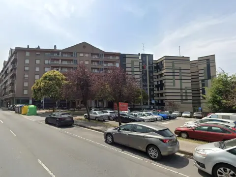 Piso Amplio y Luminoso De 3 Dorm. y 2 Baños Con Balcón Amplio, Ascensor y Parcela de Garaje y Trastero Incluidos En Zona Pozokoetxe