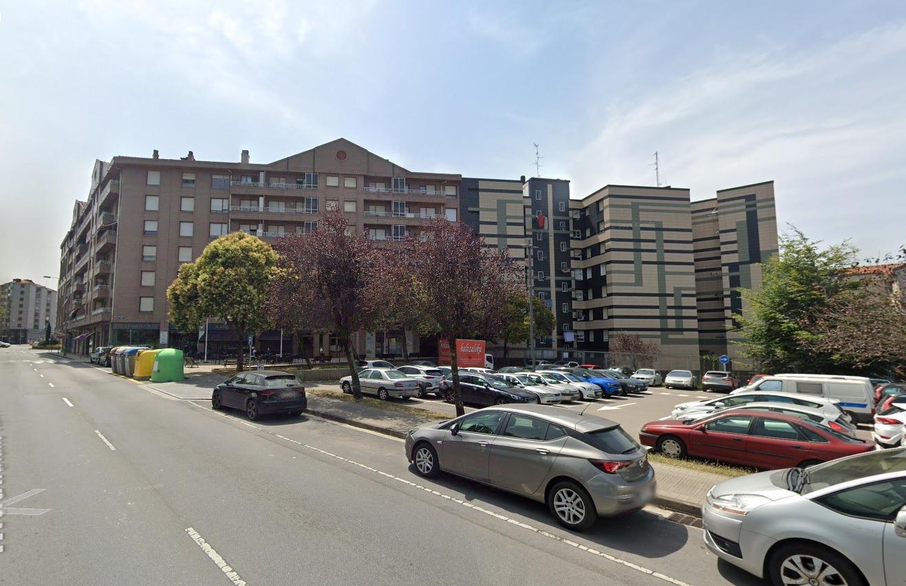 Piso Amplio y Luminoso De 3 Dorm. y 2 Baños Con Balcón Amplio, Ascensor y Parcela de Garaje y Trastero Incluidos En Zona Pozokoetxe