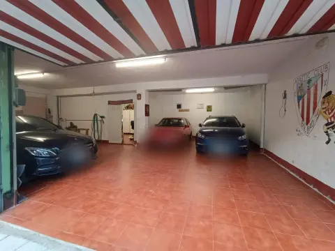 Se Vende Local En Santurtzi Zona Kabiezes de 110m2 Con Vado.