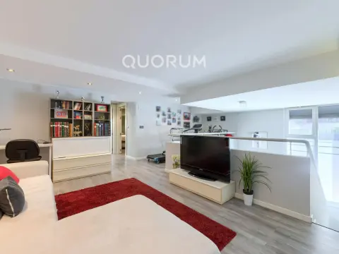 Preciosa y Amplia Vivienda Tasada Municipal A Dos Alturas De 3 Dorm. y 2 Baños En Zona Cartonajes-Ariz