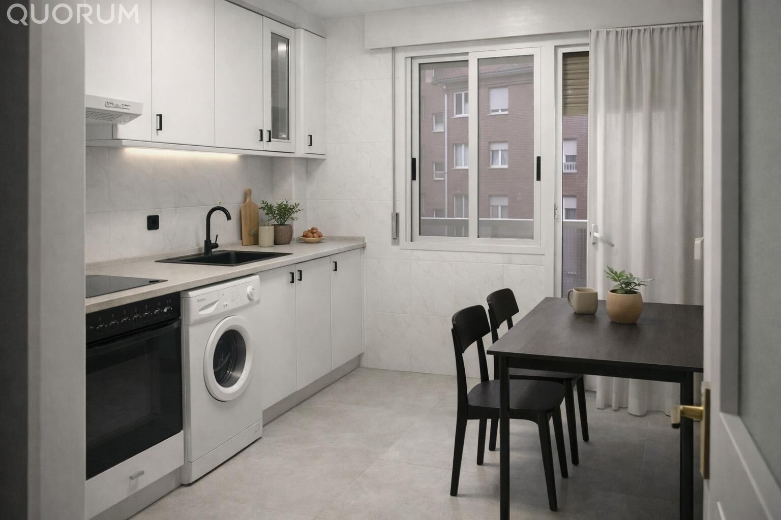Piso Céntrico Con Buenas Vistas  De 4 Habitaciones Y Balcón