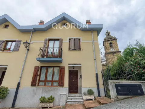Precioso Adosado De 4 Dorm. y 4 Baños Con Amplia Terraza, Txoko y Garaje En Zona San Miguel