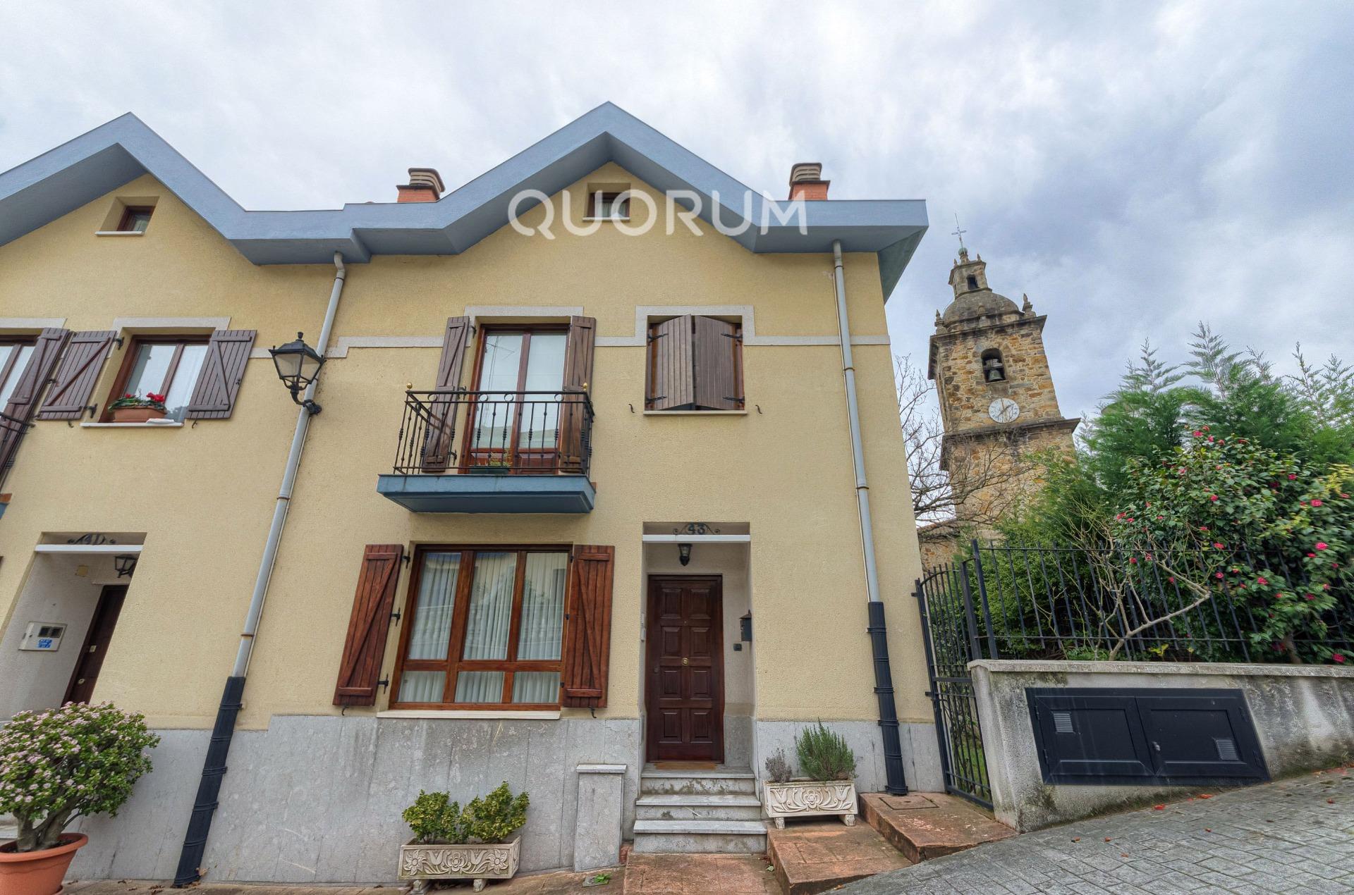 Precioso Adosado De 4 Dorm. y 4 Baños Con Amplia Terraza, Txoko y Garaje En Zona San Miguel