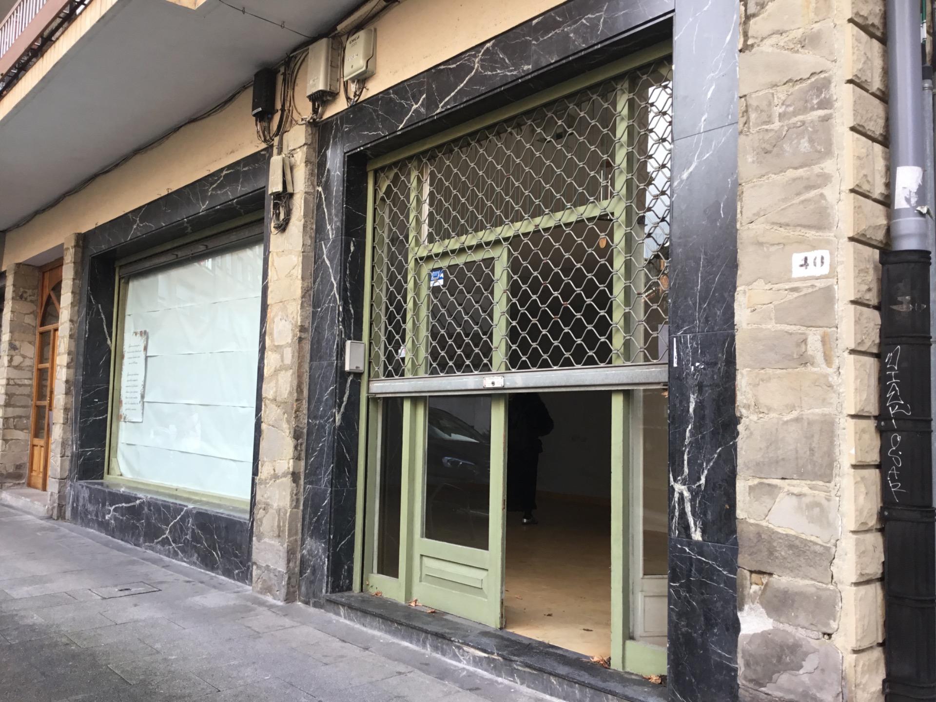Local Céntrico Con Gran Escaparate Y Almacén