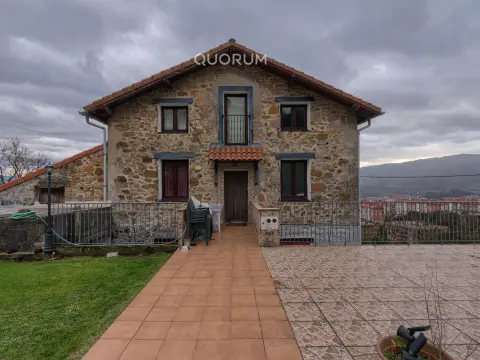 Casa Unifamiliar  De 7 Habitaciones Y 3 Baños