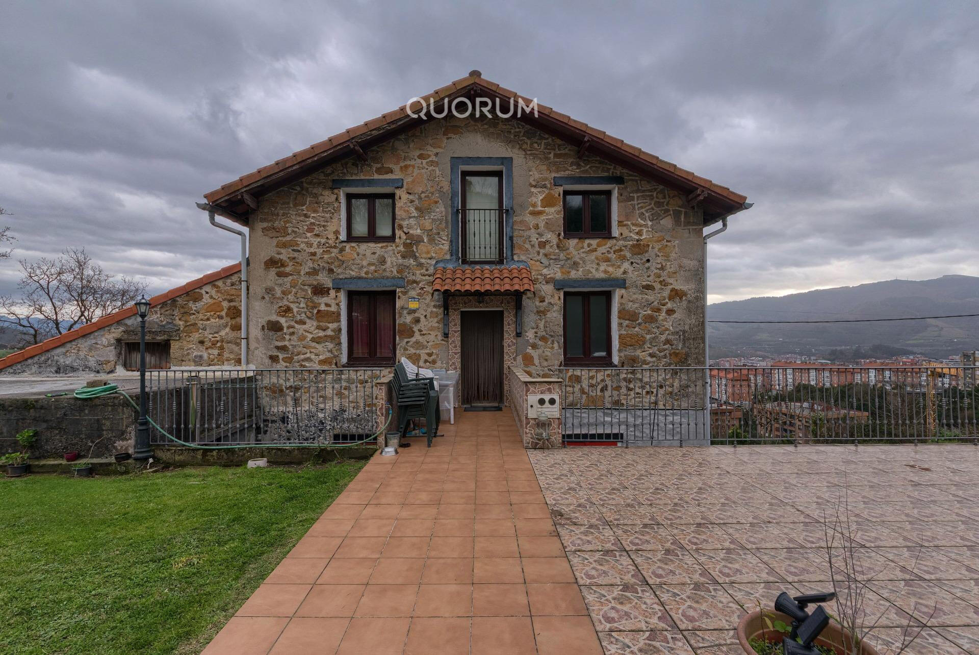 Casa Unifamiliar  De 7 Habitaciones Y 3 Baños