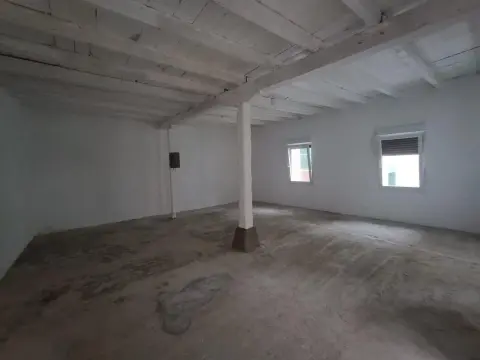 Se Vende local Comercial En La Arboleda Valle De Trapagaran con 45 m2 utiles.