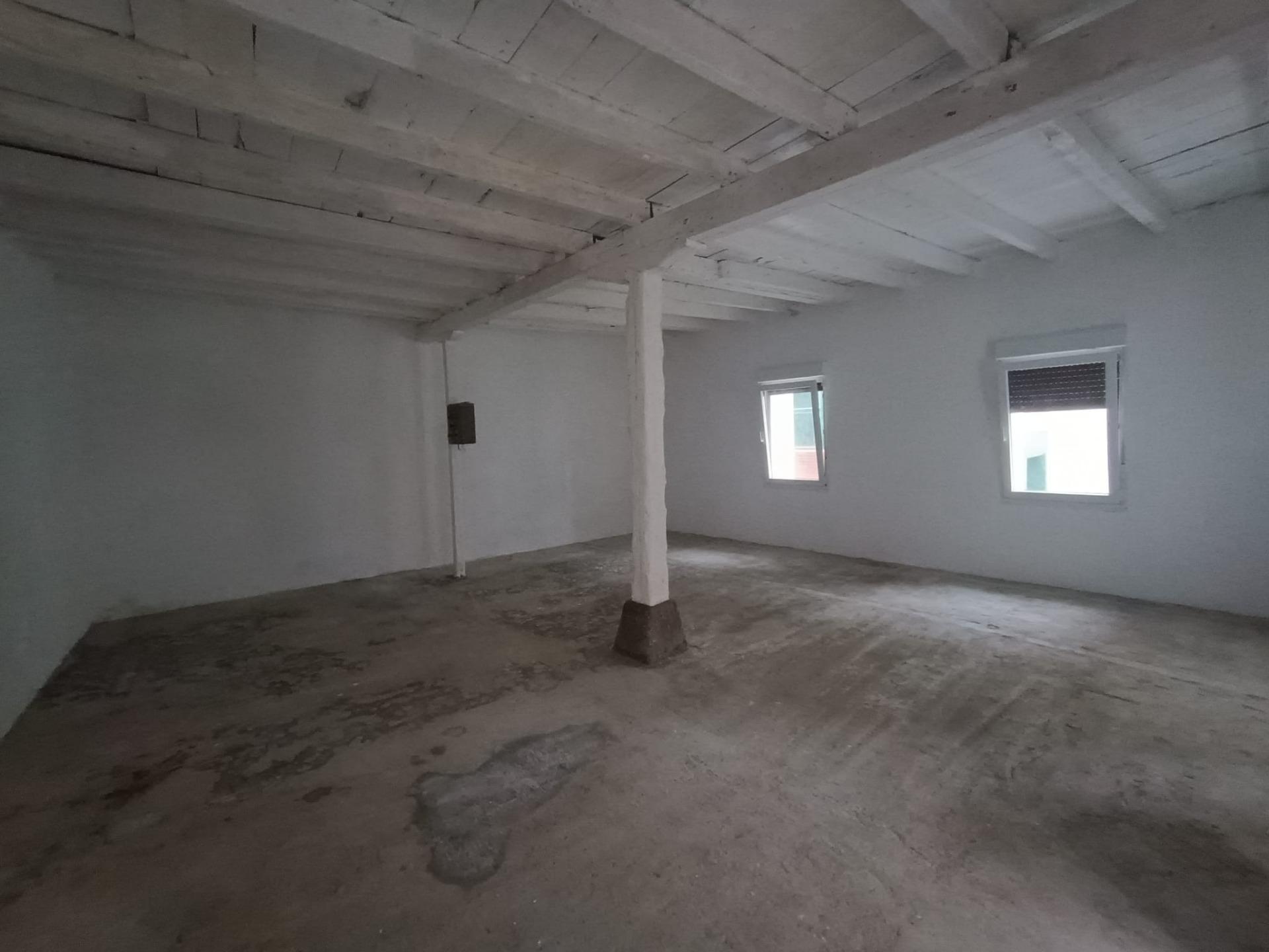 Se Vende local Comercial En La Arboleda Valle De Trapagaran con 45 m2 utiles.