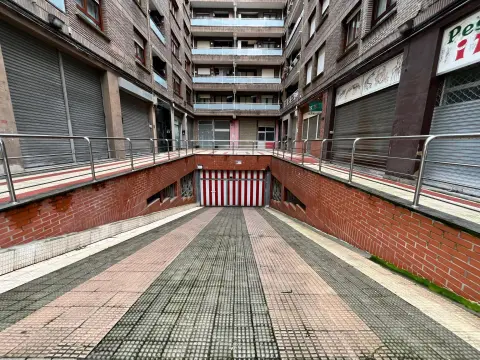Parcela de Garaje Con Buena Maniobra Para Coche Pequeño o Moto En Zona Ariz