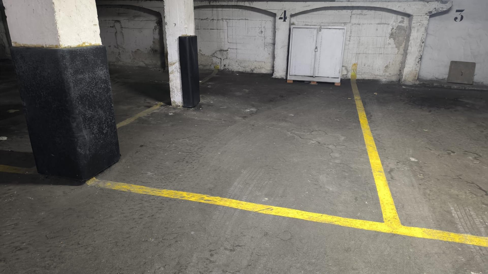 Se Vende En Exclusiva Parcela  Para Coche Mediano