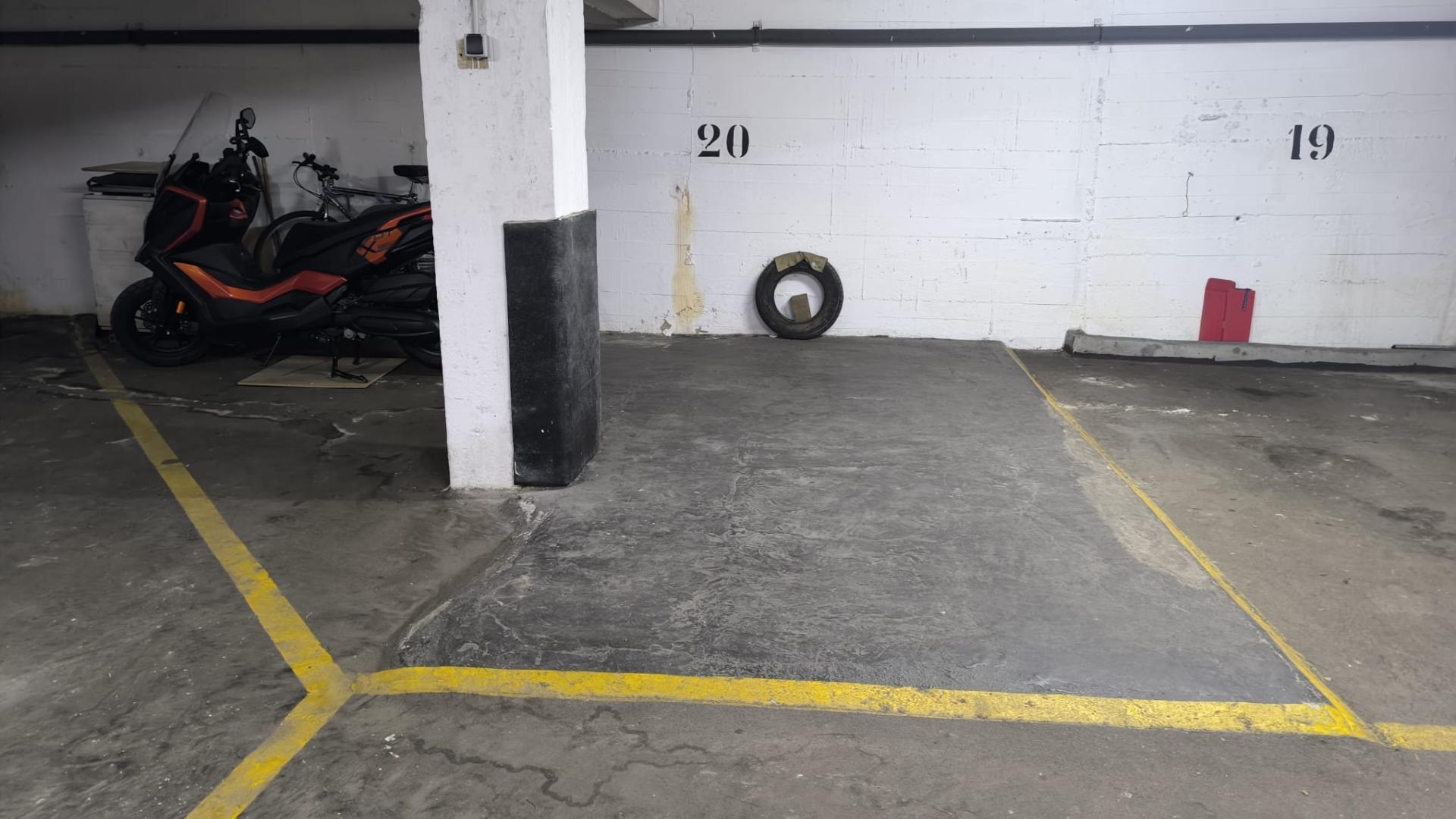 Se Vende Parcela De Garaje Económica Para Coche Mediano