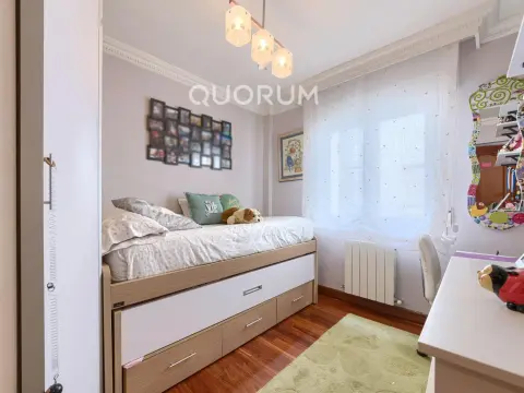 LUMINOSA VIVIENDA DE 3 HAB. A 2 MIN. DEL METRO. PARA ENTRAR A VIVIR. JUNTO AL CENTRO. CAMAROTE.