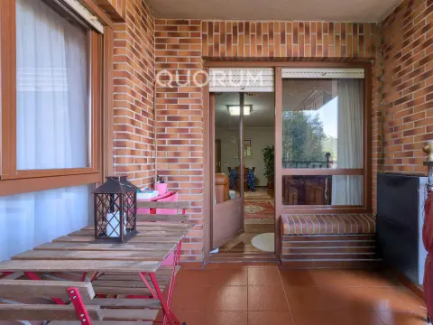 Piso Amplio Totalmente Exterior De 3 Dormitorios y 2 Baños Con Ascensor Cota 0, Garaje y Trastero Incluidos en Aperribai